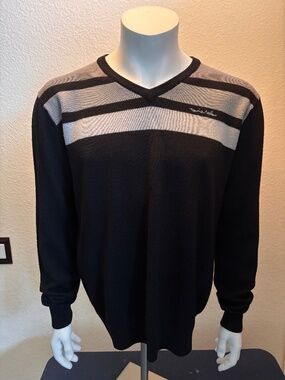 Good condition mens XL merino wool Travis Mathew V-Neck golf sweater